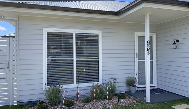 Two bedroom villa with private courtyard, a short walk to Manyana Beach.