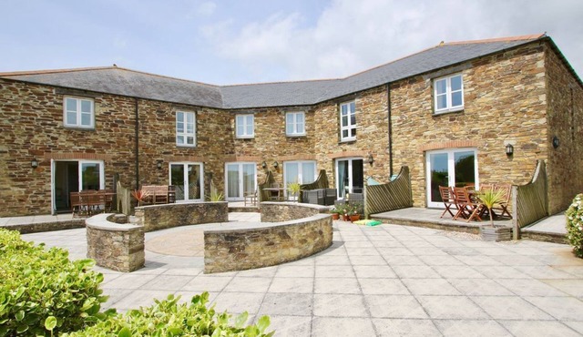 Two Bedroomed Holiday Cottage With Sea Views just one mile from the beach