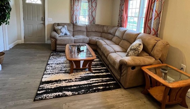 Two bedrooms near Hwy 44 & the Ozark float streams.Quaint shops, nearby.