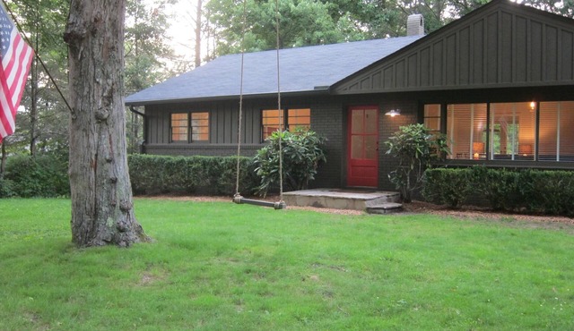 TWO BLOCKS FROM MAIN ST.! 5 BDRM/3 BA, WiFi. HD.