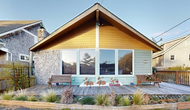 Two Blocks to Beach Vintage House with Tranquil Garden