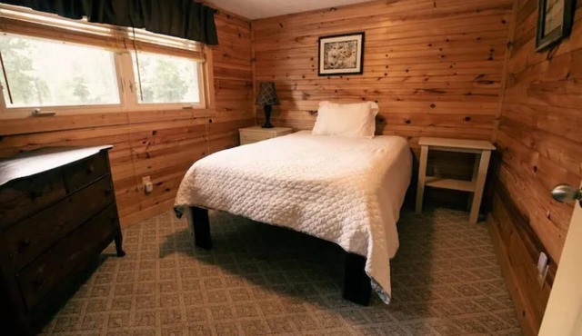 Two BR Cabin next to Creeper Trail