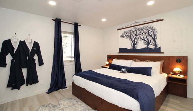 Two cabin next to each other on 12 Acres- King beds, AC, Firepit, Smores
