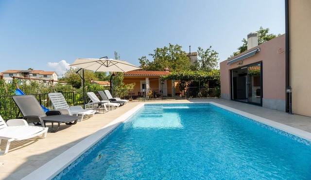 Two Charming 3-bedroom cottage withnPrivate pool and outside kitchen with grill.