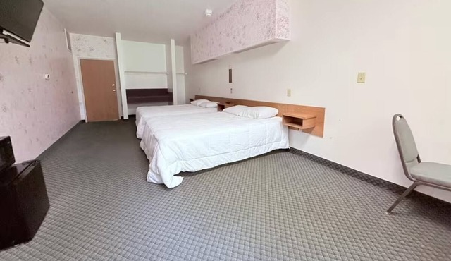 Two Charming Rooms Perfect for Budget Travelers Seeking Unique Themes in Iowa