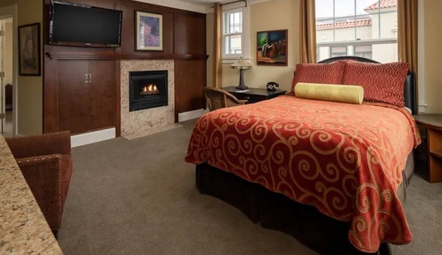Two Comfortable Downtown Suites w/City Views | Fireplace Access