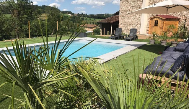 Two cottages with fireplace and shared pool, pets allowed, for 13 guests