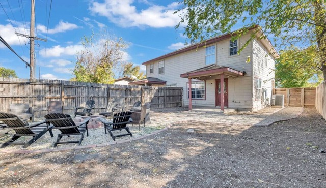 TWO Cozy Homes Prime Austin| Sleeps 12|