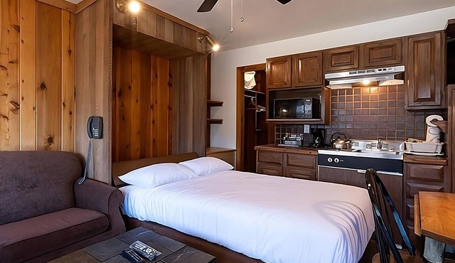 Two Cozy Studio Unit with Kitchenette, Outdoor Pool and Free Parking!