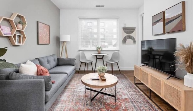 TWO CozySuites Stylish 3BR, Downtown Indy