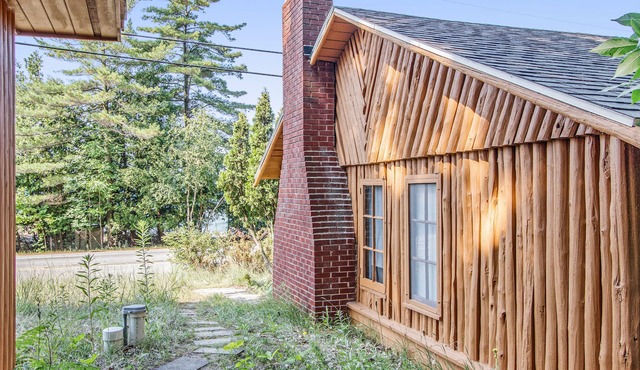 Two Dog-Friendly Guest Cottages with High-Speed WiFi and Private Beach Frontage