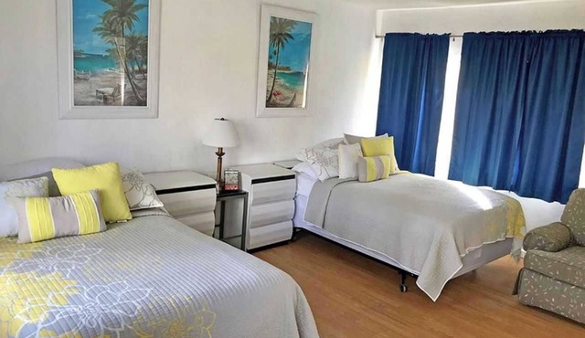 Two double bed studio with kitchen, partial ocean view