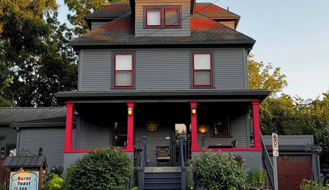 Two Fabulous Houses to choose from .The Burnt Toast Inn or The Washington House. They are two blocks apart but both are in the wonderful historic Old West Side Neighborhood. No need to have a car since both houses are located walking dist