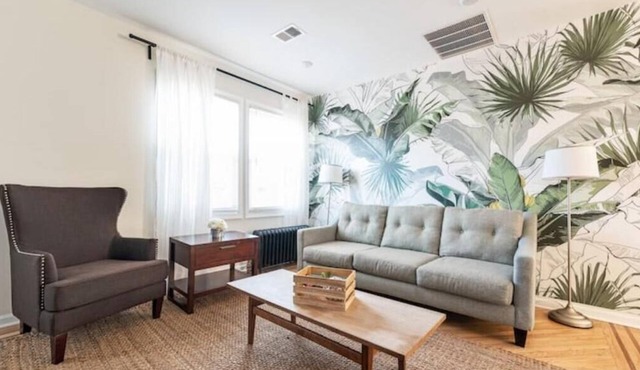 Two floor Urban Oasis: King Bed Near NYC Train