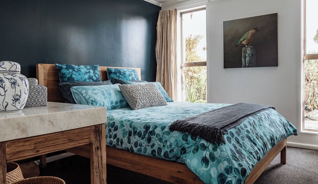 TWO FOUR CRON ~Village Luxury ~Mountain Views ~Full Kitchen ~ QLED TV ~ Netflix