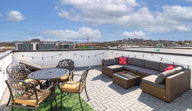 Two Gorgeous Houses🌟8 Ensuite🌟20 Beds🌟Downtown Views🌟Game Rooms🌟Parking