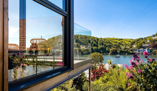 Two Guns - Stylish town house with stunning river views