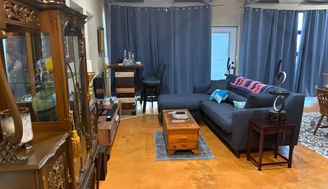 Two home ranch retreat, w/pool & Chef's kitchen