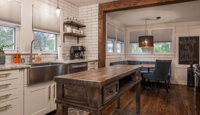 Two Homes 15 mins to Asheville Hot Tub & Fire pit