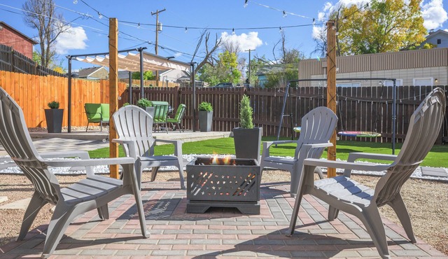 TWO homes! Sleeps 8 adults - 4beds/2bath, Backyard Oasis, Fire Pit, Grill