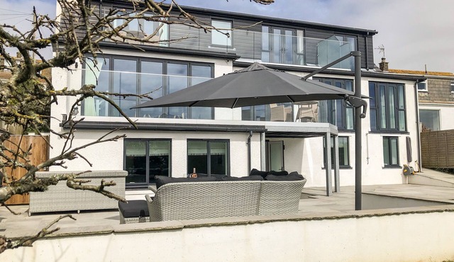 TWO HOOTS, pet friendly, luxury holiday cottage in Thurlestone