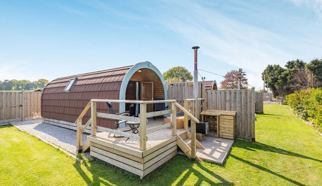 TWO HOOTS, romantic, character holiday cottage in Northop