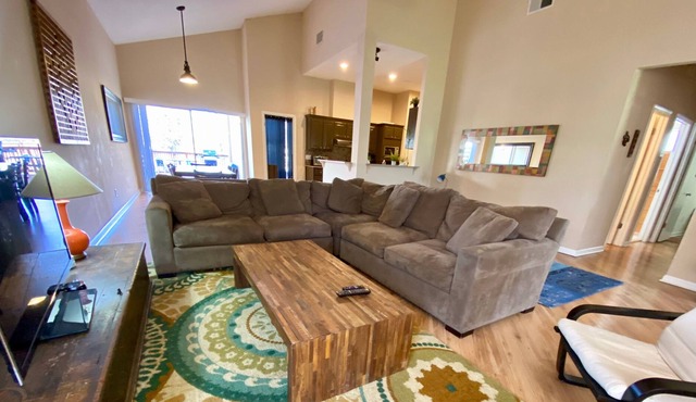 Two House Combo: 8 bed 4 full bath 2 kitchens 4 car garage!