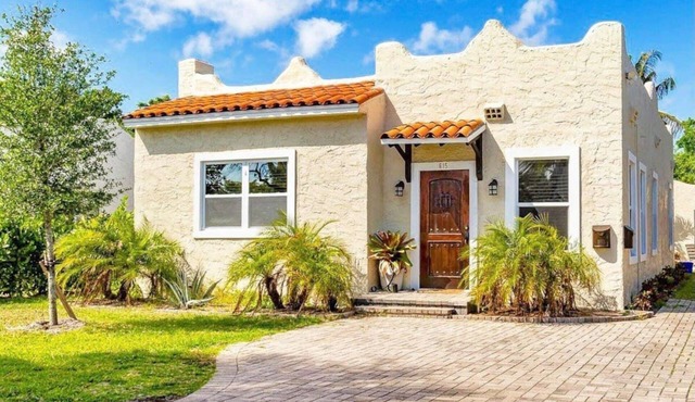 Two Houses KING BEDS Close to Airport, Golf Course, Zoo, Downtown and Beaches