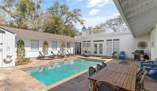 Two Houses together! East Beach, 6 bedrooms and Pool Big Family Ready