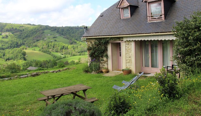Two independent mountain lodgings (7pers) and meditation workshop.