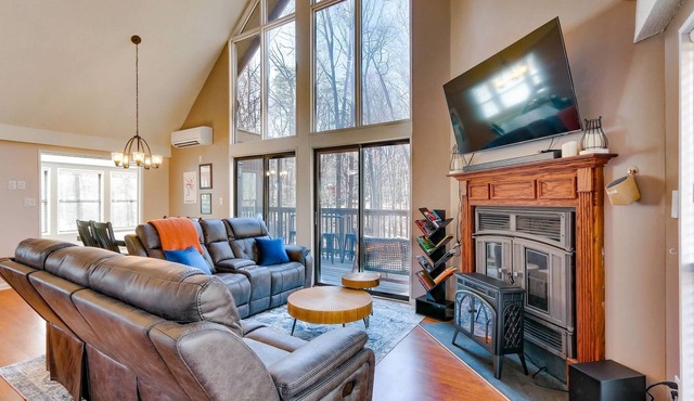 Two King Beds, Cozy Chalet Style Cabin in The Woods Resort, Lvl 1 EV