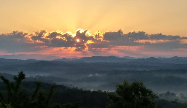 Two King Suites! Endless View! Close to Town. All paved roads. Pet Friendly.