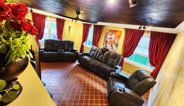 Two Kings ChicagonA unique royal environment, kingly comfort!