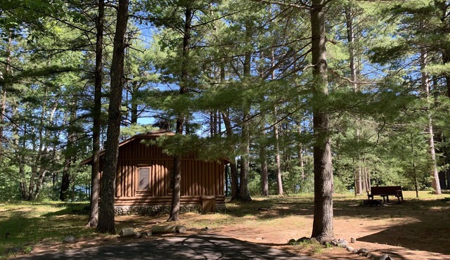 Two Lake Cabins and five bedrooms with wifi kayak, swim and fish