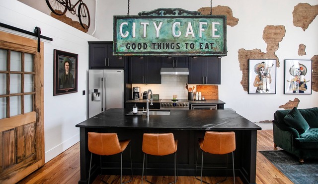 Two Lanes Guesthouse - Historic Downtown Loft Apartment 45 miles S of Nashville