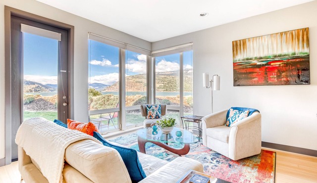 Two-level condo with majestic Columbia River view, patio, balcony & WiFi