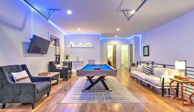 Two Luxe Homes - Great for large groups! 26 beds!