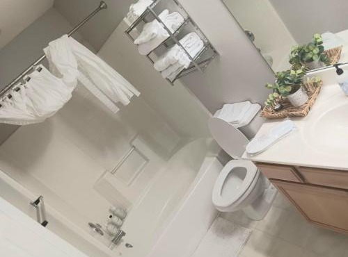 Two Master Bedroom Townhouse!