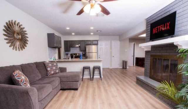 *Two Master Bedrooms* Two Kitchens
