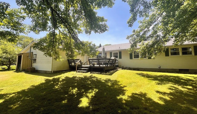 Two-mile Getaway. 3 bedroom house in quiet neighborhood in the country
