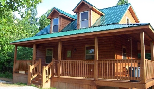 Two miles from Mammoth Cave National Park, 1300 sq ft cabin, hot tub, disc golf