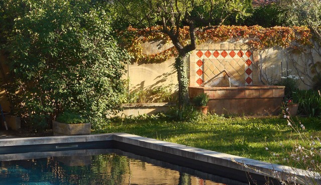 Two minutes from the center, house with swimming pool and enclosed garden in a quiet location