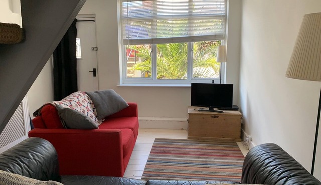 Two minutes from beach. Cosy pet-friendly cottage in cool location with garden.