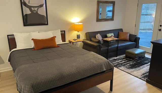 Two minutes from the airport & ten minute uber to downtown!