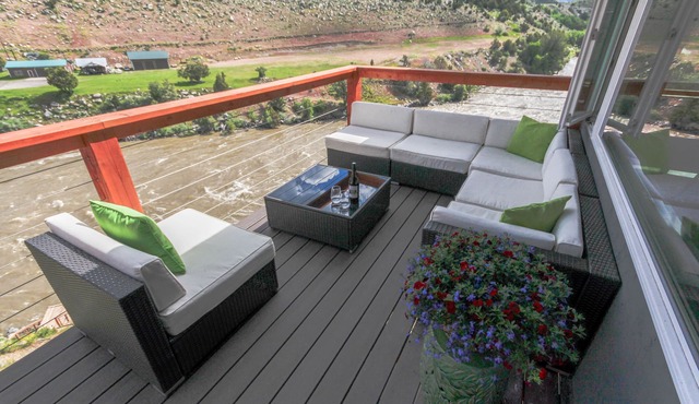 Two minutes from Yellowstone Park Gate. 30ft. deck w/BBQ overlooking the river.