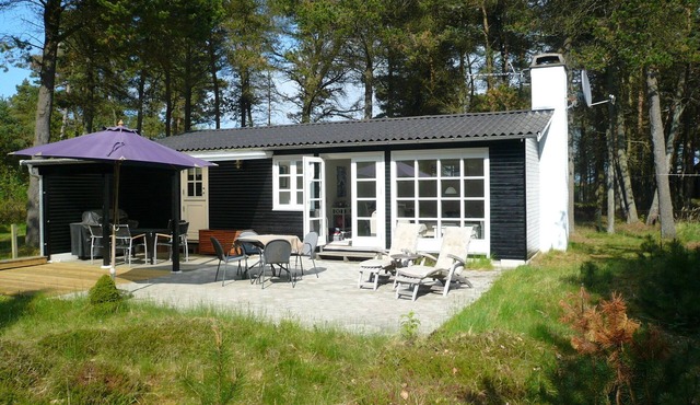 Two minutes to the beach: Classic summer house on a nature plot