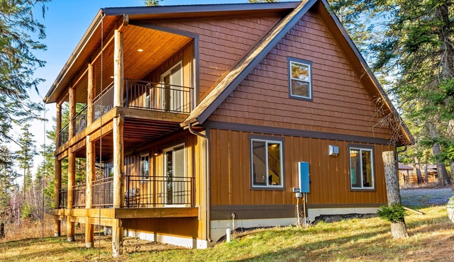 Two neighboring cabins with lake/mountain views & fireplaces, great for a group