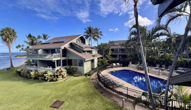 Two Oceanfront units in Kahana - Sleeps 17 in total. Perfect for big groups!