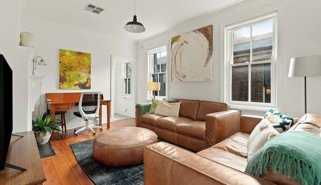 Two of a Kind Heritage Stay with Harbour Views