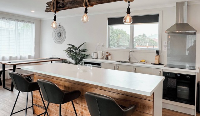 Two One Two - Coastal Calm Near Town & Beach